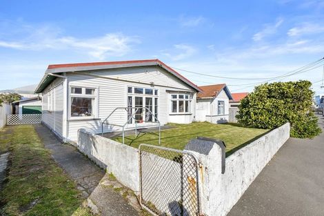 Photo of property in 73 Apu Crescent, Lyall Bay, Wellington, 6022