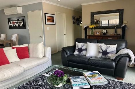 Photo of property in 22 Zefiro Drive, Massey, Auckland, 0614