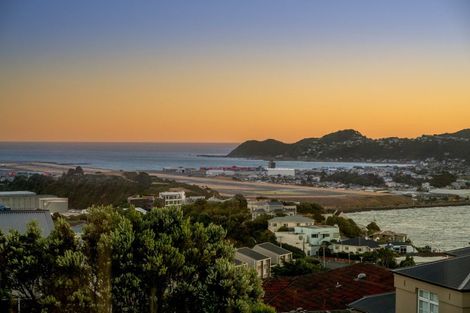 Photo of property in 15 Rangitane Street, Maupuia, Wellington, 6022