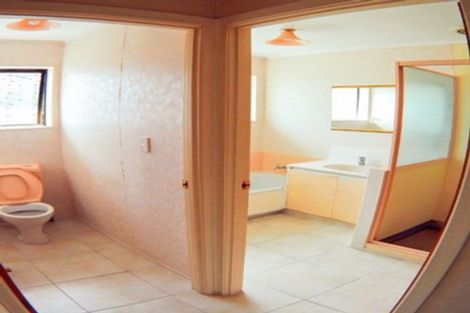 Photo of property in 2/52 Galloway Crescent, Farm Cove, Auckland, 2012