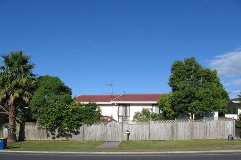 Photo of property in 2/32 Caribbean Drive, Unsworth Heights, Auckland, 0632