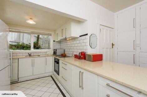 Photo of property in 17 Saint Michaels Crescent, Kelburn, Wellington, 6012