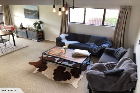 Photo of property in 2 Millen Place, Clarks Beach, 2122