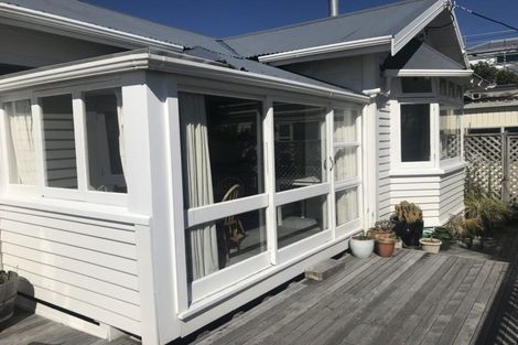 Photo of property in 15 Palliser Road, Roseneath, Wellington, 6011