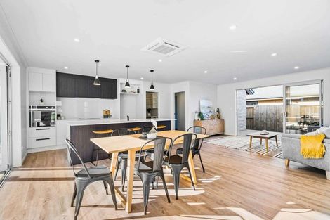 Photo of property in 32 Te Piriti Road, One Tree Point, 0118