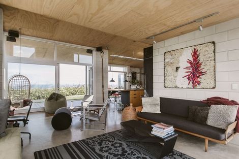 Photo of property in 15 Hungerford Road, Lyall Bay, Wellington, 6022