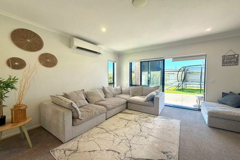 Photo of property in 43 Pepene Avenue, Takanini, 2112