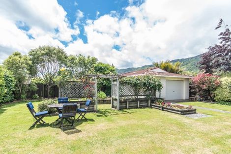 Photo of property in 42 Rewarewa Crescent, Waikanae, 5036