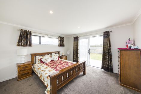 Photo of property in 4 Cyprus Place, Fitzherbert, Palmerston North, 4410