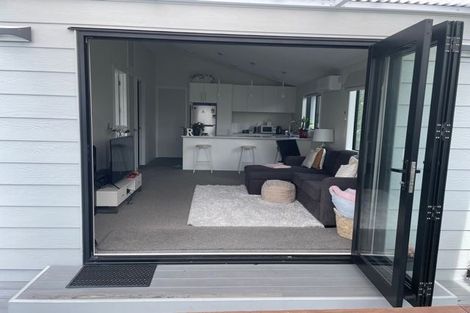 Photo of property in 32 Meadowood Drive, Unsworth Heights, Auckland, 0632