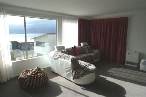 Photo of property in 25 Tamworth Crescent, Newlands, Wellington, 6037