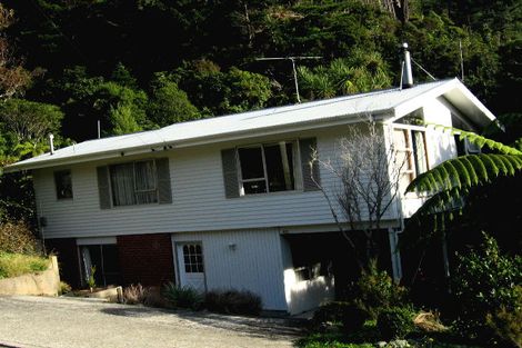 Photo of property in 122 Kamahi Street, Stokes Valley, Lower Hutt, 5019