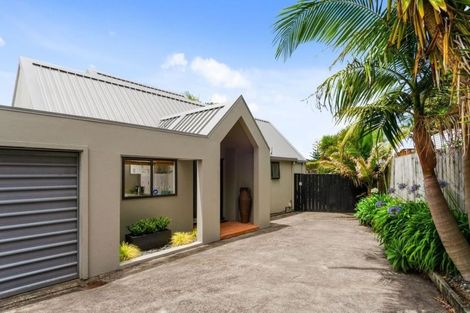 Photo of property in 1/131 Carlisle Road, Northcross, Auckland, 0632
