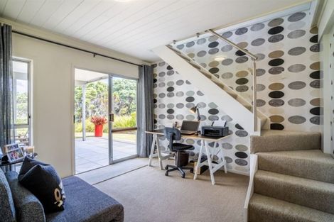 Photo of property in 2/98 Queen Street, Northcote Point, Auckland, 0627