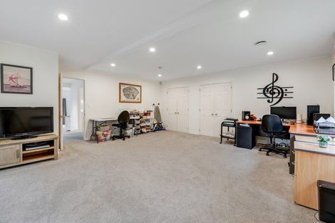 Photo of property in 8 Unsworth Drive, Unsworth Heights, Auckland, 0632