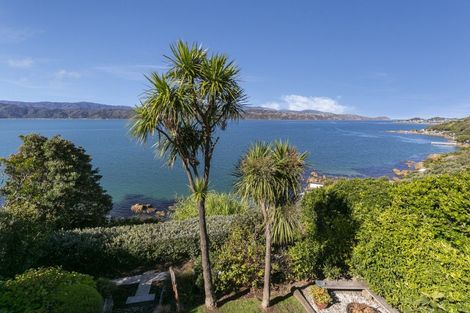 Photo of property in 8 Nakora Road, Karaka Bays, Wellington, 6022