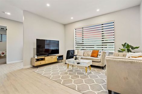 Photo of property in 37 Vinistra Road, Kumeu, 0810