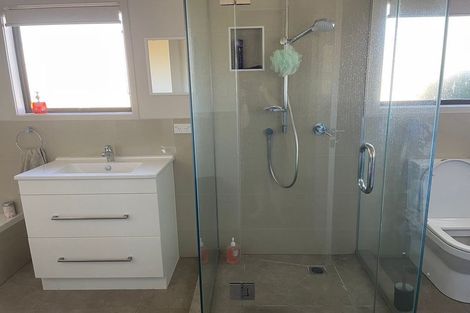 Photo of property in 2 Crispe Road, Clarks Beach, 2122