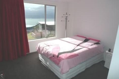 Photo of property in 25 Tamworth Crescent, Newlands, Wellington, 6037