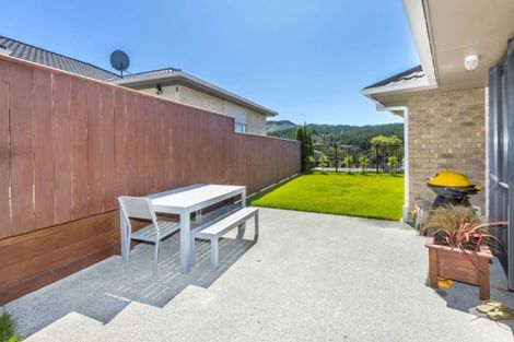 Photo of property in 6 Mcewen Crescent, Riverstone Terraces, Upper Hutt, 5018