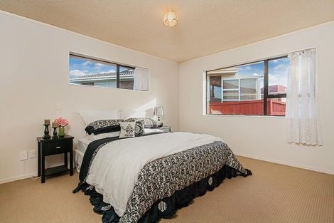 Photo of property in 8 Tate Grove, Half Moon Bay, Auckland, 2012