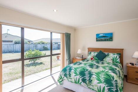 Photo of property in 124 Realm Drive, Paraparaumu, 5032
