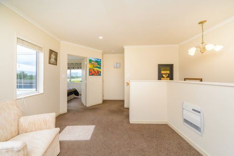 Photo of property in 1 Silkwood Place, Fitzherbert, Palmerston North, 4410