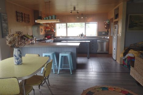 Photo of property in 15 Linda Street, Oakura, 4314