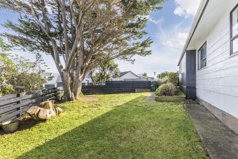 Photo of property in 28 Arahanga Grove, Maupuia, Wellington, 6022