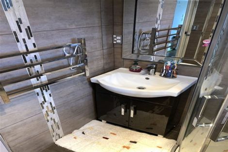 Photo of property in 21 Dundale Avenue, Blockhouse Bay, Auckland, 0600