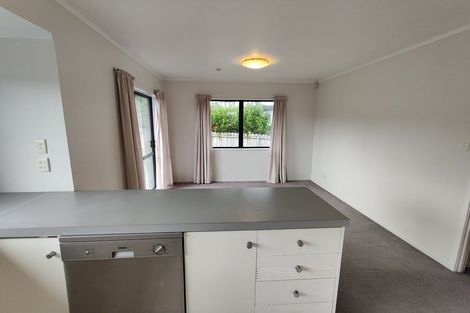 Photo of property in 92 Aviemore Drive, Highland Park, Auckland, 2010