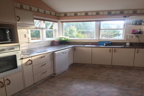 Photo of property in 6 Omega Street, Newlands, Wellington, 6037