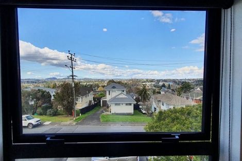 Photo of property in 2/6 Hepburn Road, Glendene, Auckland, 0602