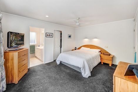 Photo of property in 2/5 Headcorn Place, Botany Downs, Auckland, 2010