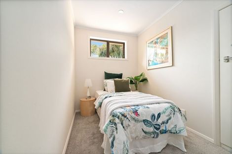 Photo of property in 7 Springside Place, New Lynn, Auckland, 0600