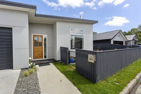 Photo of property in 5 Butler Place, Fitzherbert, Palmerston North, 4410
