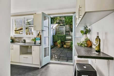 Photo of property in 220 Ohiro Road, Brooklyn, Wellington, 6021