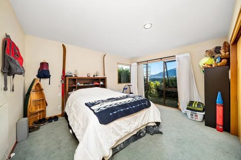 Photo of property in 2 Milward Place, Kelvin Heights, Queenstown, 9300