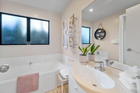 Photo of property in 2/24 Heathcote Road, Castor Bay, Auckland, 0620