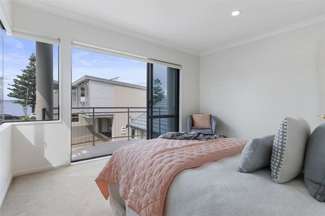 Photo of property in 22 The Esplanade, Eastern Beach, Auckland, 2012