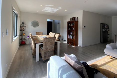 Photo of property in 14 Vinistra Road, Kumeu, 0810