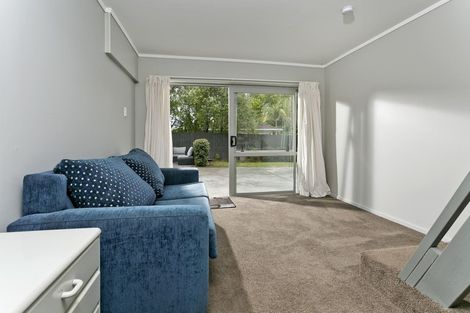 Photo of property in 2/2 Lambrown Drive, Totara Vale, Auckland, 0629