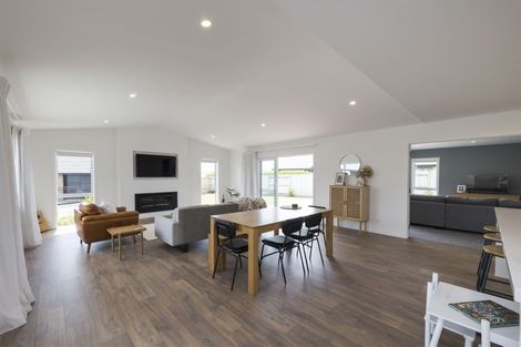 Photo of property in 19 Silicon Way, Fitzherbert, Palmerston North, 4410