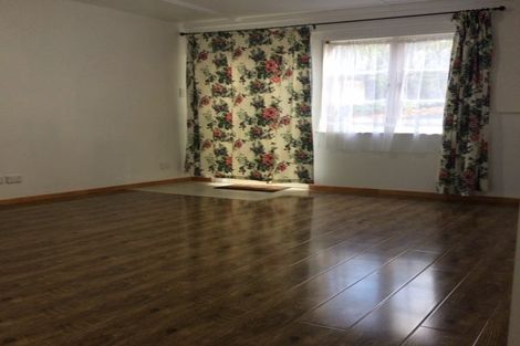 Photo of property in 2 Easton Park Parade, Glenfield, Auckland, 0629