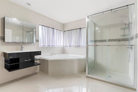 Photo of property in 9 Nathan Close, Somerville, Auckland, 2014