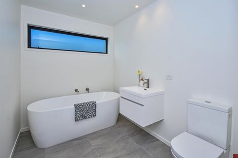 Photo of property in 22 Tapuwae Way, Mangere Bridge, Auckland, 2022