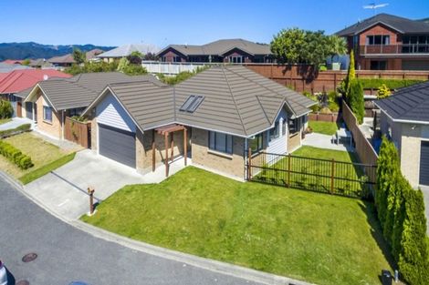 Photo of property in 6 Mcewen Crescent, Riverstone Terraces, Upper Hutt, 5018