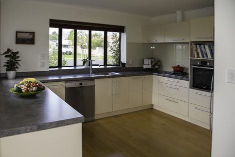 Photo of property in 10 Kinross Drive, Merrilands, New Plymouth, 4312
