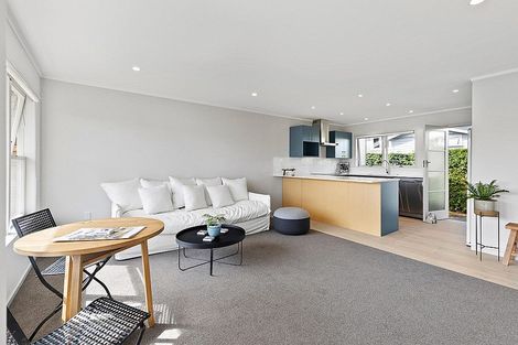 Photo of property in 2/5 Otakau Road, Milford, Auckland, 0620