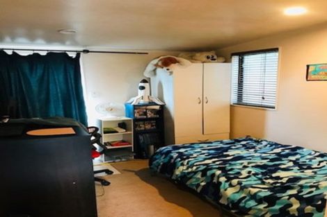 Photo of property in 2/2 Deverell Place, Northcross, Auckland, 0632